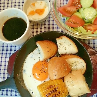 目玉焼きにんにくカレートースト♪モーニングセット